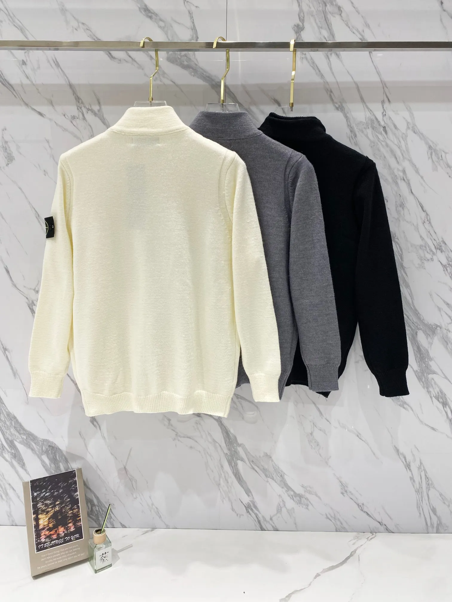 P270 Stone Island Cotton-wool blended knitted zipper button sweater cardigan (couple style) Color: Black Gray Off-white Size: M～XL M: Clothing length 68 Bust 110 Sleeve length 57 L: Clothing length 70 Bust 116 Sleeve length 58 XL: Clothing length 72 Bust 120 Sleeve length 59